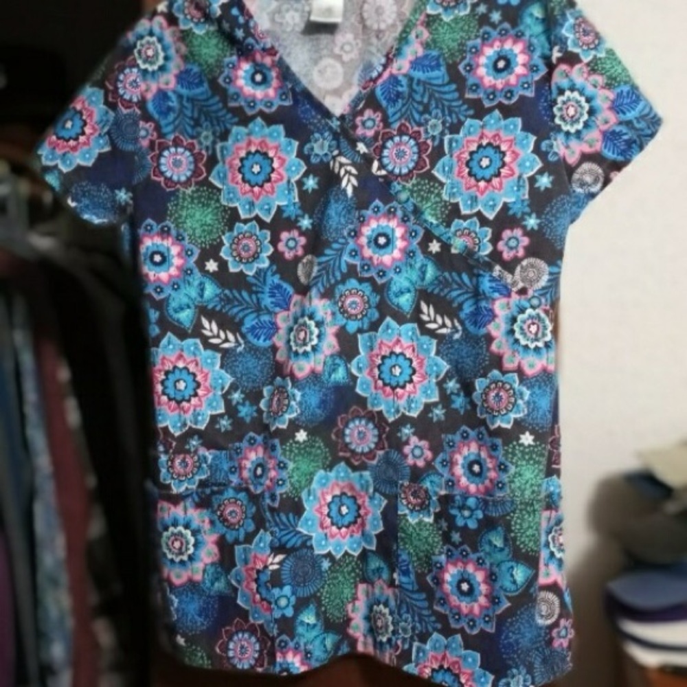 Smart Scrubs Floral Patterned Top